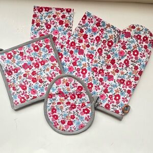 Gold Coast 5 Piece Pink and Blue Kitchen Linens with Floral Design NWT